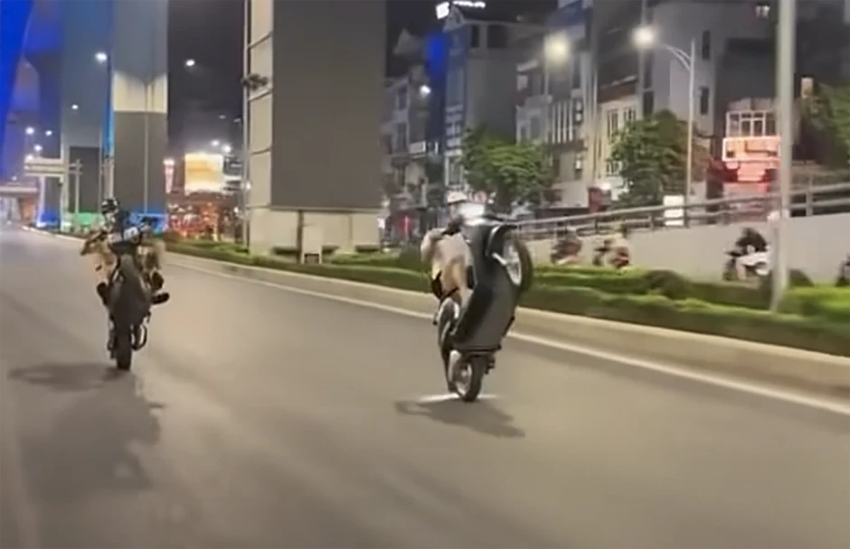 Danh tính nhóm thanh niên trong clip 'bốc đầu' xe điện trên đường ở Hà Nội Danh tính nhóm thanh niên trong clip 'bốc đầu' xe điện trên đường ở Hà Nội