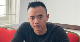 Danh tính tài xế ô tô bán tải chèn ép khiến 3 người trên xe máy ngã nhào ở Hà Nội