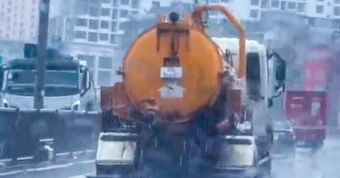 Danh tính tài xế ô tô hút bể phốt để chất thải tràn xuống Vành đai 3 Hà Nội