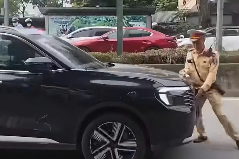 Danh tính tài xế ô tô ủn CSGT để bỏ chạy ở Hà Nội Danh tính tài xế ô tô ủn CSGT để bỏ chạy ở Hà Nội