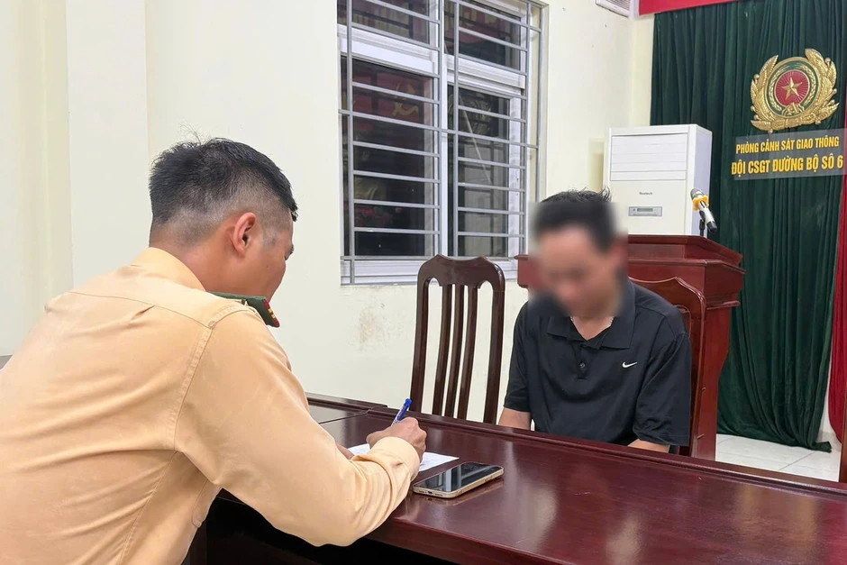 Danh tính tài xế ô tô ủn CSGT trên đường ở Hà Nội Danh tính tài xế ô tô ủn CSGT trên đường ở Hà Nội