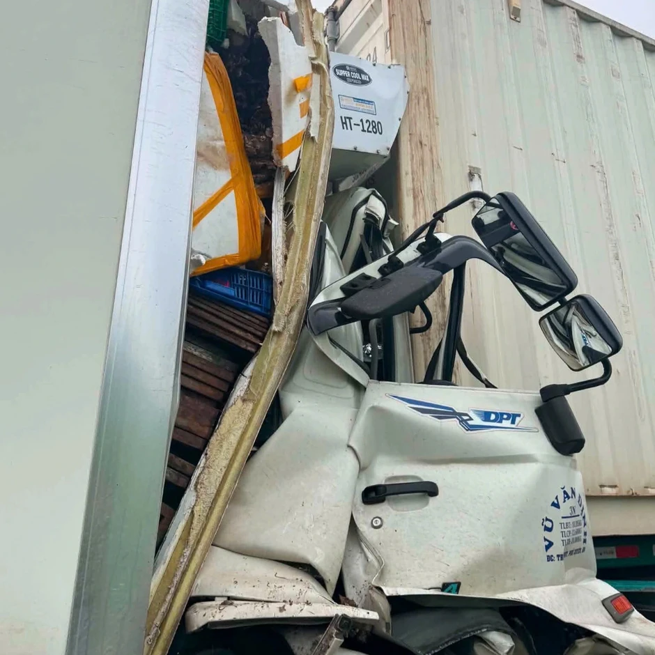 Đầu ô tô tải biến dạng sau va chạm trên cao tốc, 2 người tử vong