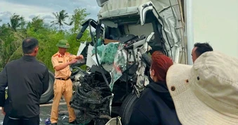 Đầu ô tô tải biến dạng sau va chạm trên cao tốc, 2 người tử vong