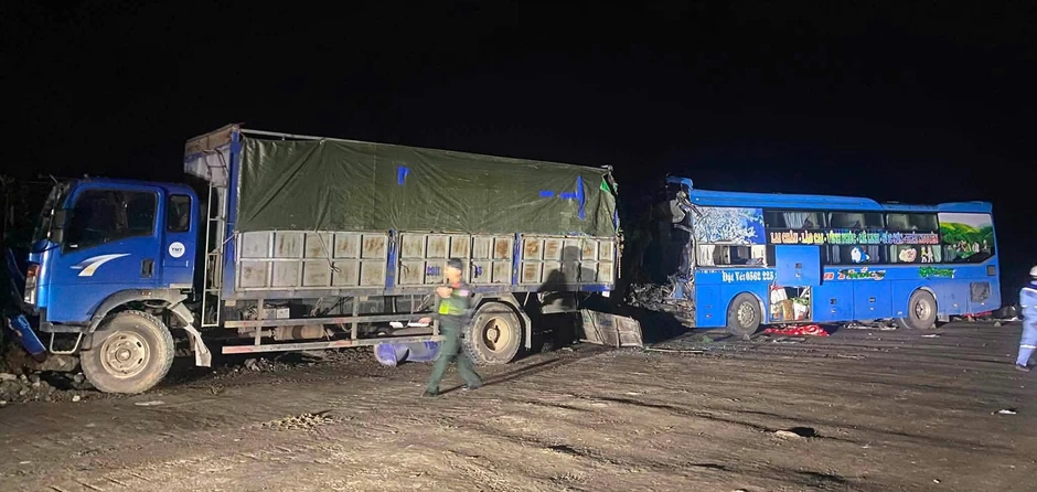 Đầu xe khách nát bươm, tài xế tử vong và 5 người bị thương sau tai nạn