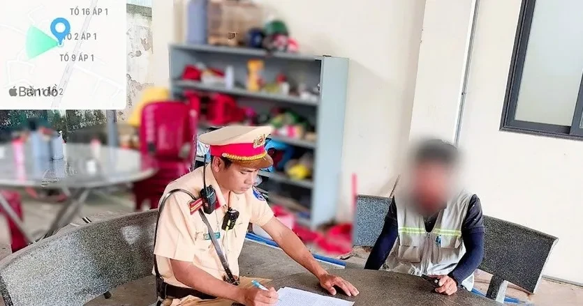 Để bùn đất rơi vãi, tài xế bị phạt và phải dọn sạch đường Để bùn đất rơi vãi, tài xế bị phạt và phải dọn sạch đường
