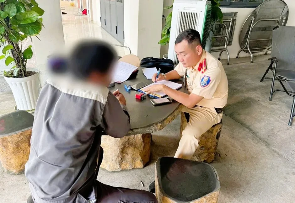 Để bùn đất rơi vãi, tài xế bị phạt và phải dọn sạch đường Để bùn đất rơi vãi, tài xế bị phạt và phải dọn sạch đường