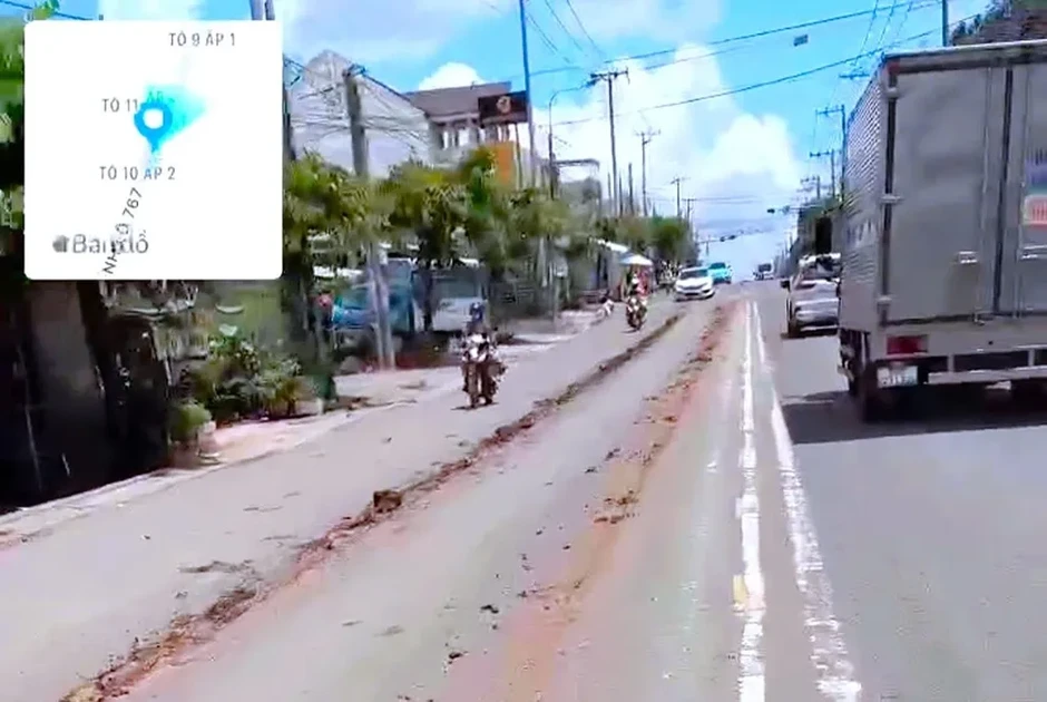 Để bùn đất rơi vãi, tài xế bị phạt và phải dọn sạch đường Để bùn đất rơi vãi, tài xế bị phạt và phải dọn sạch đường