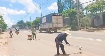 Để bùn đất rơi vãi, tài xế bị phạt và phải dọn sạch đường