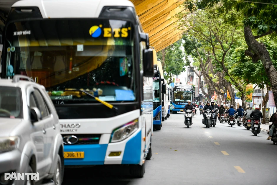 Đề xuất bỏ "lệnh cấm" xe du lịch 29 chỗ vào nội đô Hà Nội giờ cao điểm