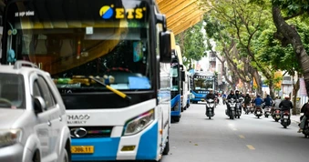 Đề xuất bỏ "lệnh cấm" xe du lịch 29 chỗ vào nội đô Hà Nội giờ cao điểm