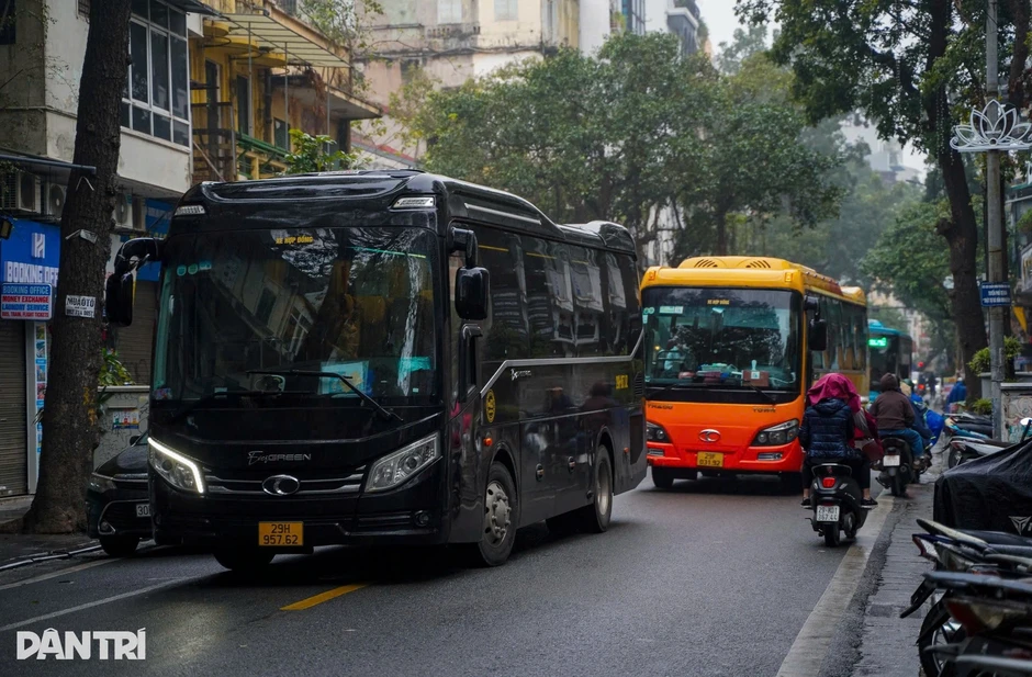 Đề xuất cấm xe trên 16 chỗ giờ cao điểm toàn bộ phường Hoàn Kiếm Đề xuất cấm xe trên 16 chỗ giờ cao điểm toàn bộ phường Hoàn Kiếm