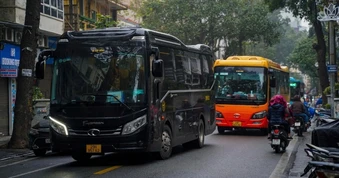 Đề xuất cấm xe trên 16 chỗ giờ cao điểm toàn bộ phường Hoàn Kiếm