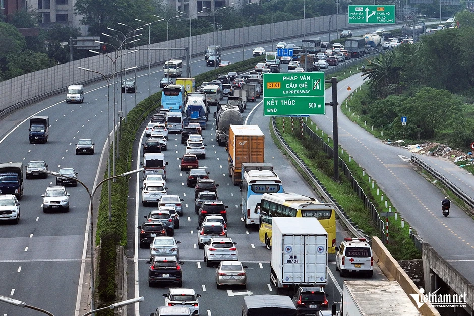 Đề xuất phạt 4-6 triệu đồng với tài xế chuyển làn sát đầu xe khác trên cao tốc Đề xuất phạt 4-6 triệu đồng với tài xế chuyển làn sát đầu xe khác trên cao tốc