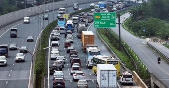 Đề xuất phạt 4-6 triệu đồng với tài xế chuyển làn sát đầu xe khác trên cao tốc
