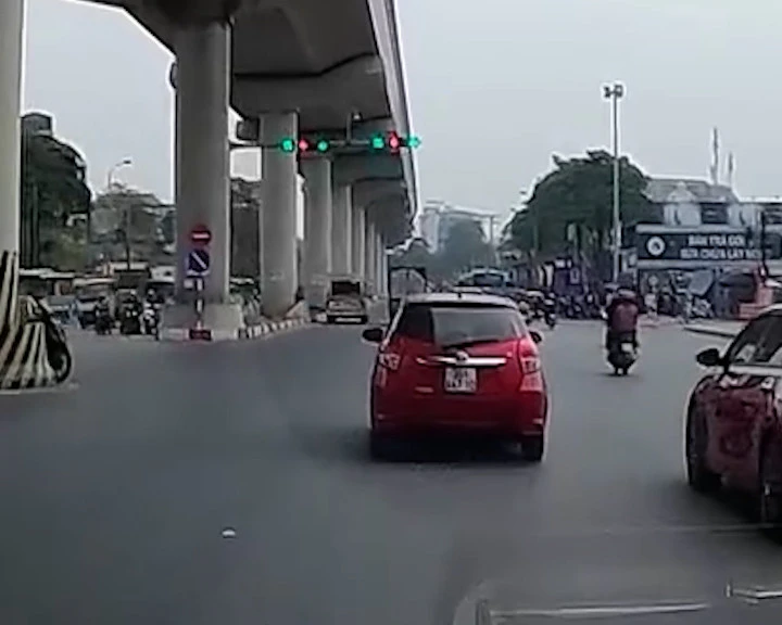 Đèn tín hiệu đang xanh bất ngờ nhảy đỏ, Cục CSGT nói gì về việc xử phạt?