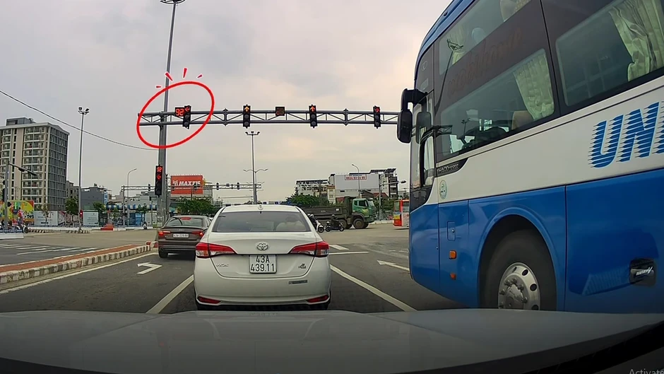 Đèn xanh đang gần 60 giây bất ngờ chuyển đỏ, ô tô con phanh 'cháy lốp' Đèn xanh đang gần 60 giây bất ngờ chuyển đỏ, ô tô con phanh 'cháy lốp'