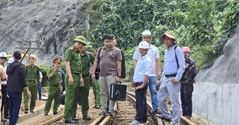 Điều tra nguyên nhân đá lăn làm gãy đường ray, tàu hàng trật bánh tại đèo Hải Vân