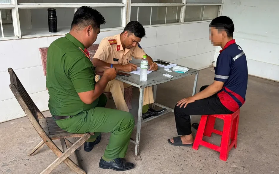 Đội CSGT Rạch Chiếc kiểm tra ma túy với tài xế vận tải Đội CSGT Rạch Chiếc kiểm tra ma túy với tài xế vận tải