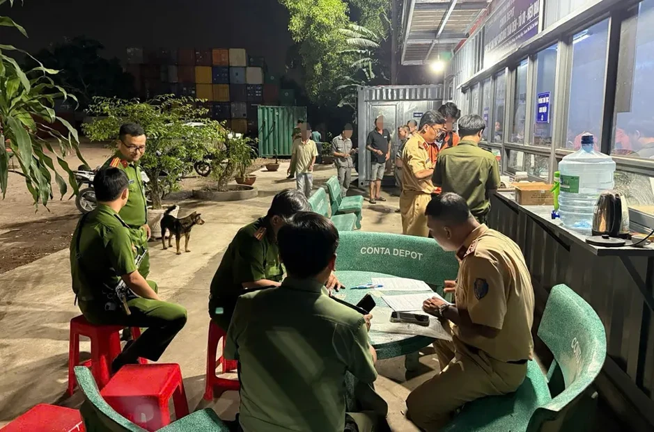 Đội CSGT Rạch Chiếc kiểm tra ma túy với tài xế vận tải Đội CSGT Rạch Chiếc kiểm tra ma túy với tài xế vận tải