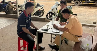 Đội CSGT Rạch Chiếc kiểm tra ma túy với tài xế vận tải