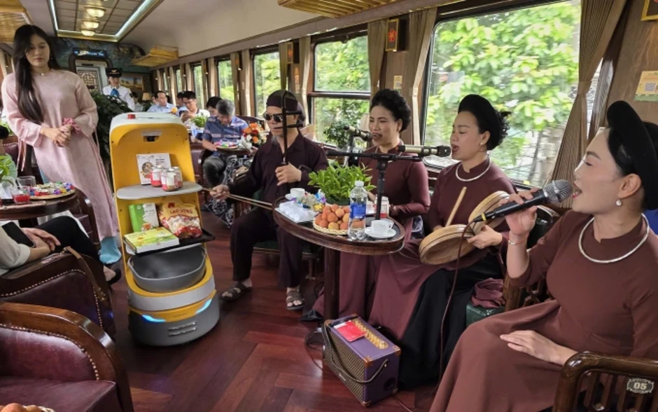 Đưa robot phục vụ lên tàu khách
