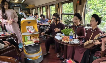 Đưa robot phục vụ lên tàu khách