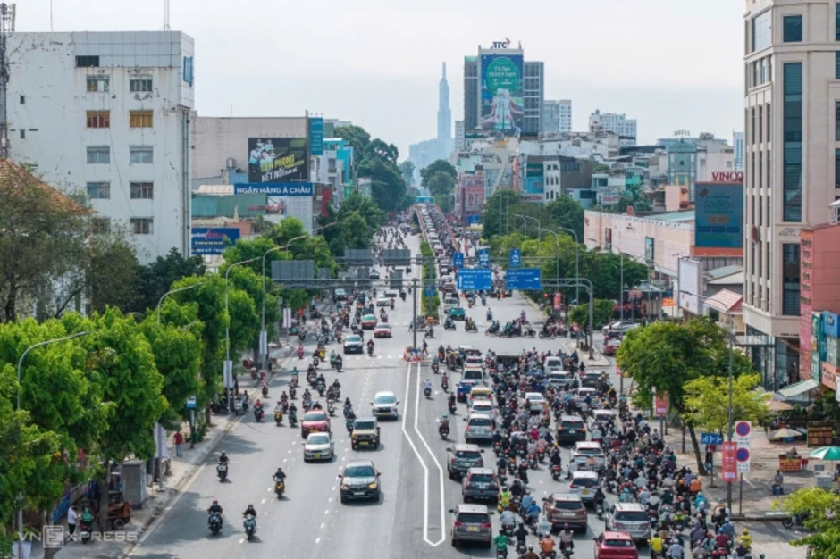 Dùng barie di động nắn dòng xe trên đường đảo chiều đầu tiên ở TP HCM Dùng barie di động nắn dòng xe trên đường đảo chiều đầu tiên ở TP HCM