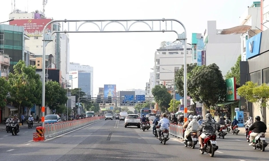 Dùng barie di động nắn dòng xe trên đường đảo chiều đầu tiên ở TP HCM Dùng barie di động nắn dòng xe trên đường đảo chiều đầu tiên ở TP HCM