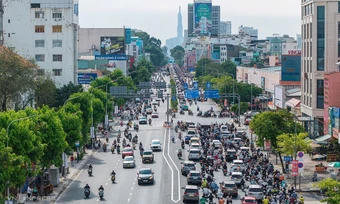 Dùng barie di động nắn dòng xe trên đường đảo chiều đầu tiên ở TP HCM
