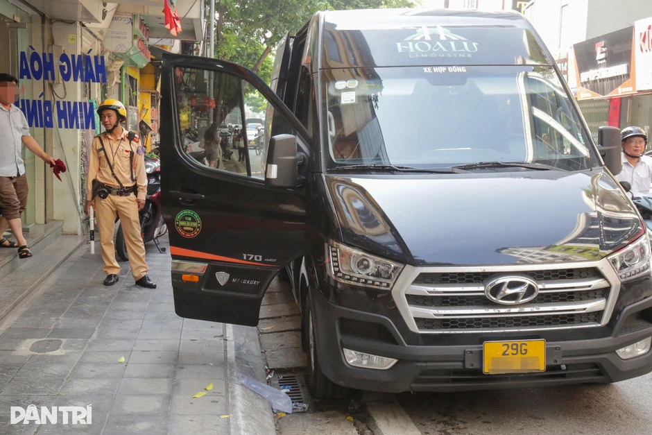 Dừng đỗ, đón trả khách gần cổng bệnh viện, loạt tài xế taxi bị xử phạt Dừng đỗ, đón trả khách gần cổng bệnh viện, loạt tài xế taxi bị xử phạt