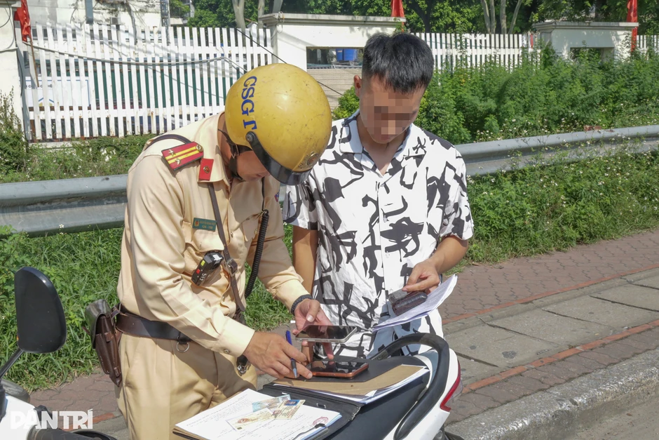 Dừng đỗ, đón trả khách gần cổng bệnh viện, loạt tài xế taxi bị xử phạt Dừng đỗ, đón trả khách gần cổng bệnh viện, loạt tài xế taxi bị xử phạt