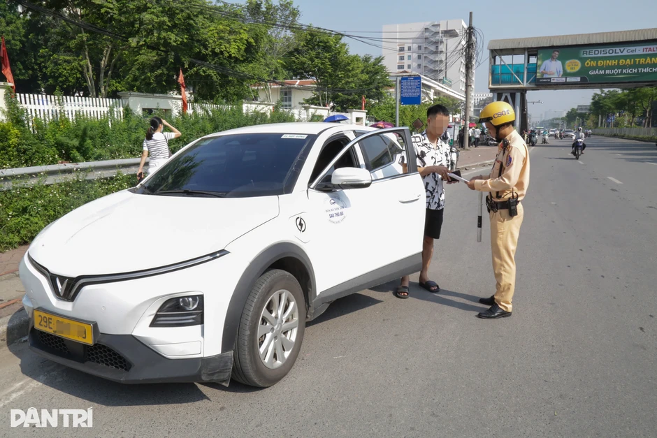 Dừng đỗ, đón trả khách gần cổng bệnh viện, loạt tài xế taxi bị xử phạt Dừng đỗ, đón trả khách gần cổng bệnh viện, loạt tài xế taxi bị xử phạt