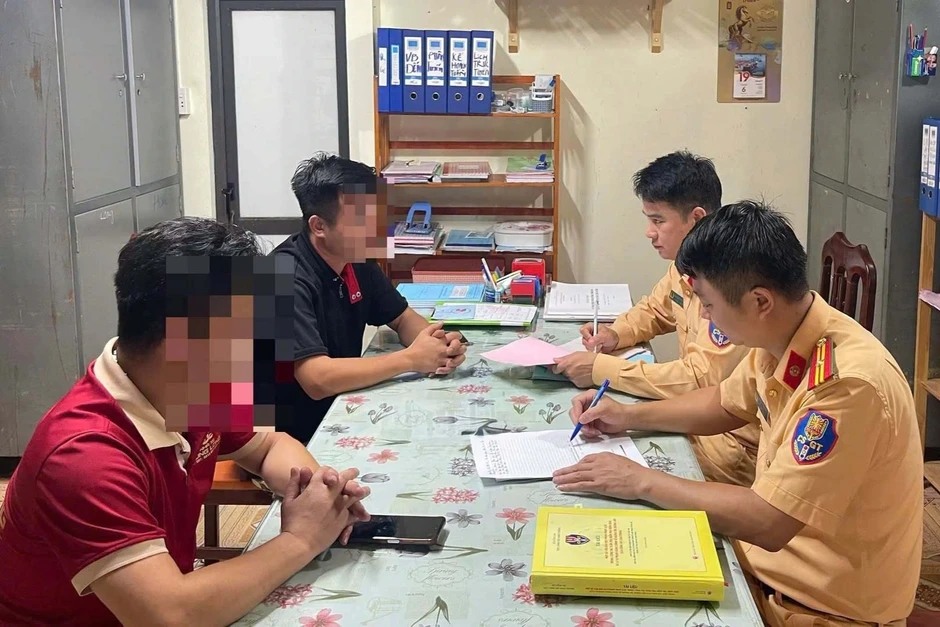 Dừng xe trên quốc lộ để tranh giành khách, 2 tài xế ô tô bị phạt tiền Dừng xe trên quốc lộ để tranh giành khách, 2 tài xế ô tô bị phạt tiền