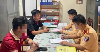 Dừng xe trên quốc lộ để tranh giành khách, 2 tài xế ô tô bị phạt tiền