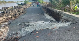 Đường bất ngờ sụt lún nghiêm trọng, người dân không thể lưu thông