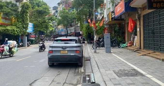 Đường có biển cấm dừng và đỗ xe, taxi có được đón, trả khách?