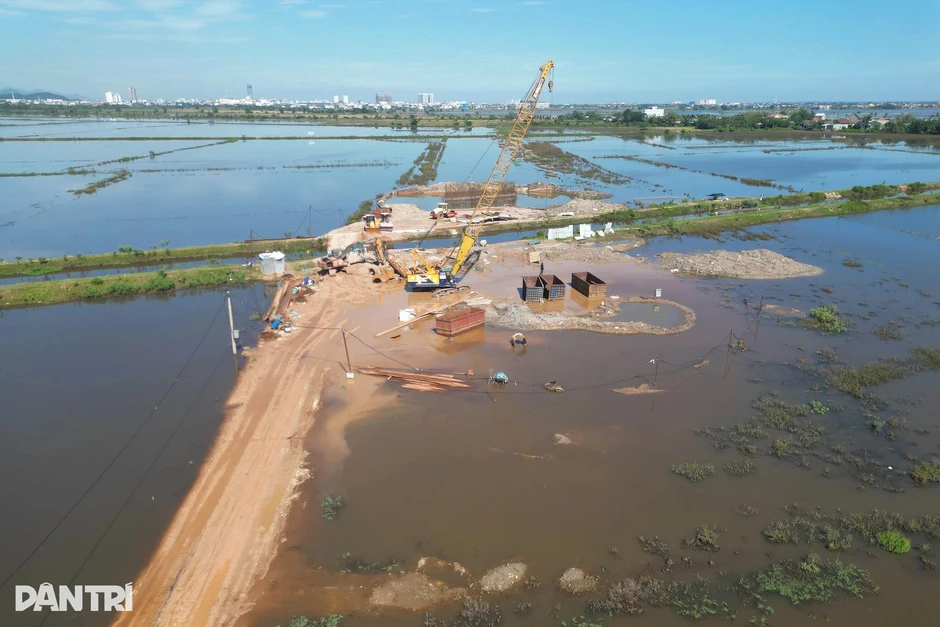 Đường nối sân bay chưa thể thi công vì chìm sâu dưới nước Đường nối sân bay chưa thể thi công vì chìm sâu dưới nước