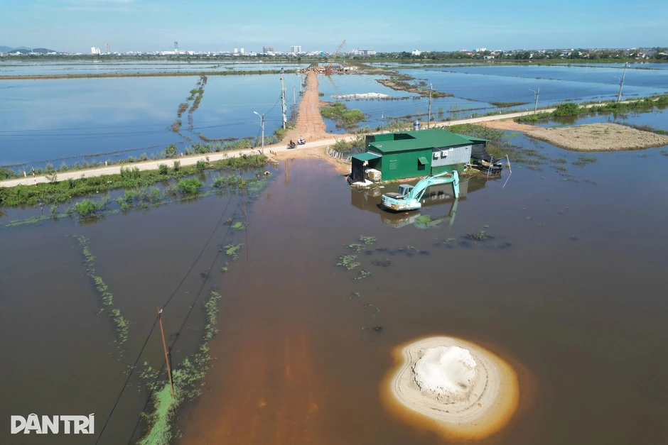 Đường nối sân bay chưa thể thi công vì chìm sâu dưới nước Đường nối sân bay chưa thể thi công vì chìm sâu dưới nước