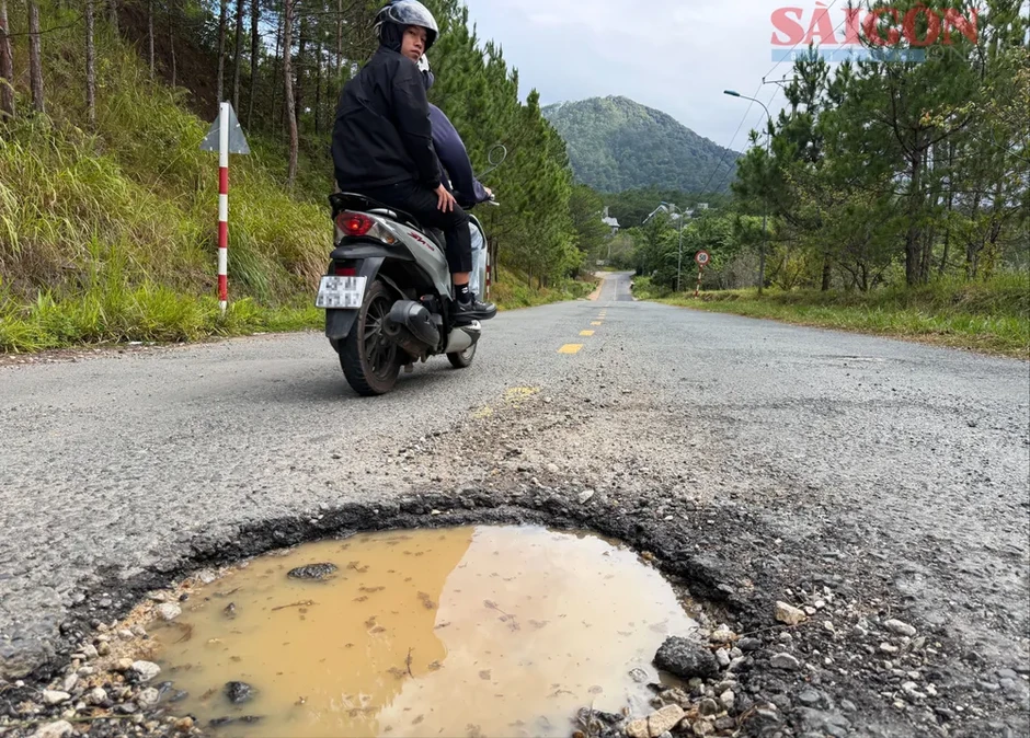 Đường ở Khu du lịch quốc gia hồ Tuyền Lâm xuống cấp với nhiều "ổ gà, ổ voi"