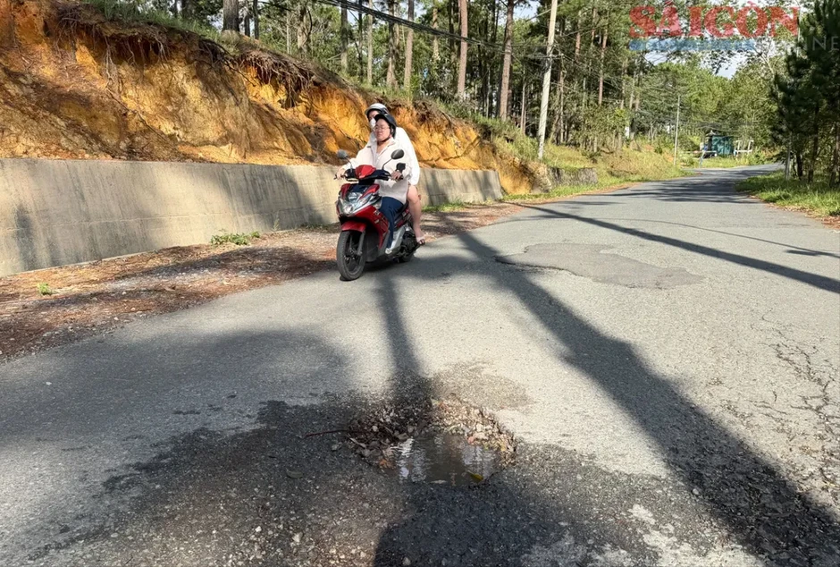 Đường ở Khu du lịch quốc gia hồ Tuyền Lâm xuống cấp với nhiều "ổ gà, ổ voi"