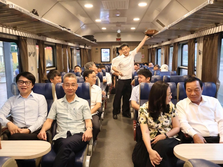 Đường sắt mở 'Đoàn tàu Bạch Mai' đưa đón y, bác sĩ giữa Hà Nội và Ninh Bình Đường sắt mở 'Đoàn tàu Bạch Mai' đưa đón y, bác sĩ giữa Hà Nội và Ninh Bình