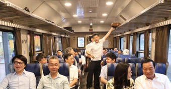 Đường sắt mở 'Đoàn tàu Bạch Mai' đưa đón y, bác sĩ giữa Hà Nội và Ninh Bình