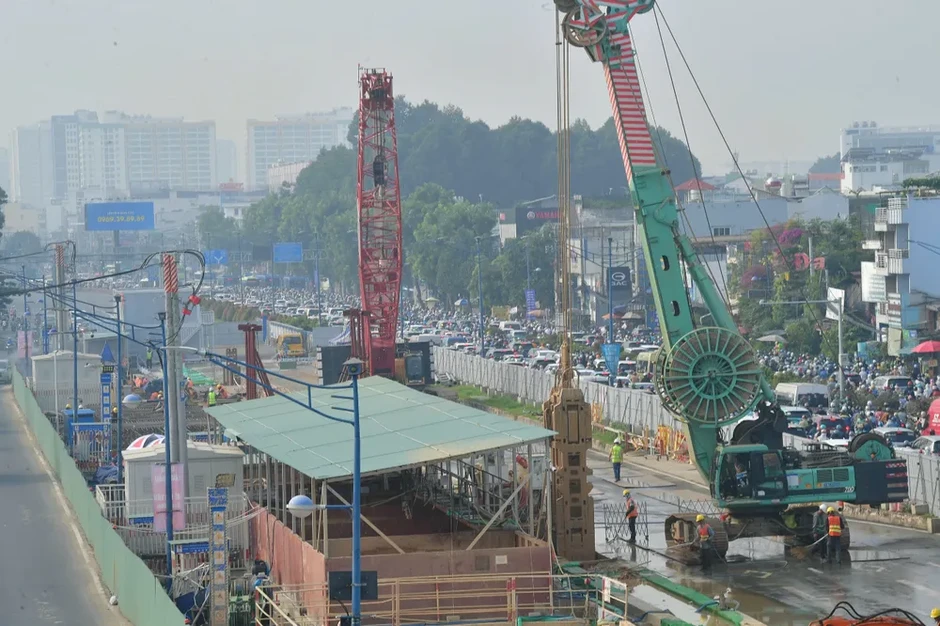 Đường Trường Chinh ùn tắc giao thông kéo dài do rào chắn thi công