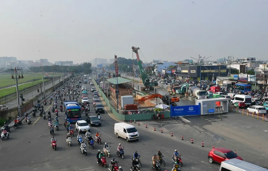 Đường Trường Chinh ùn tắc giao thông kéo dài do rào chắn thi công