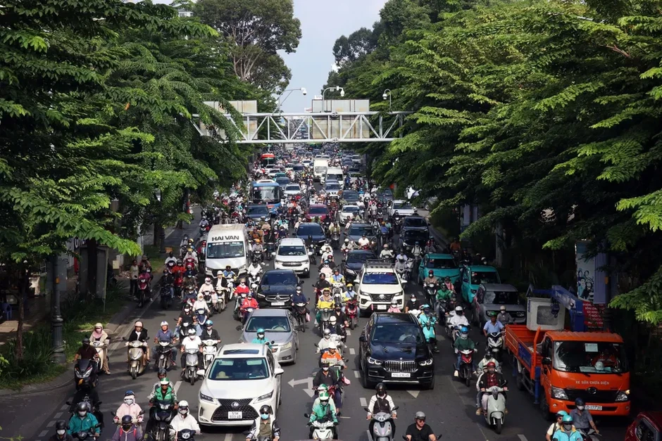 Đường Trường Chinh ùn tắc giao thông kéo dài do rào chắn thi công