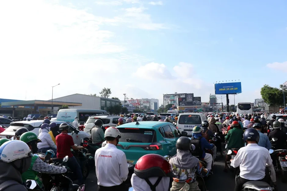 Đường Trường Chinh ùn tắc giao thông kéo dài do rào chắn thi công
