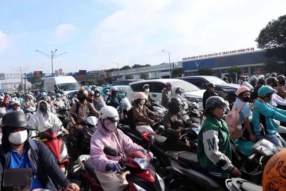 Đường Trường Chinh ùn tắc giao thông kéo dài do rào chắn thi công