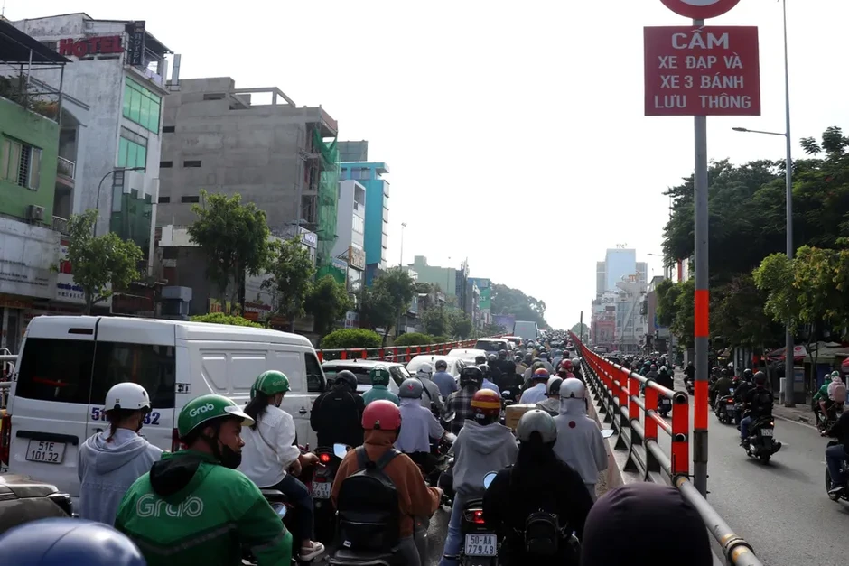 Đường Trường Chinh ùn tắc giao thông kéo dài do rào chắn thi công