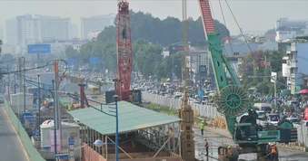 Đường Trường Chinh ùn tắc giao thông kéo dài do rào chắn thi công