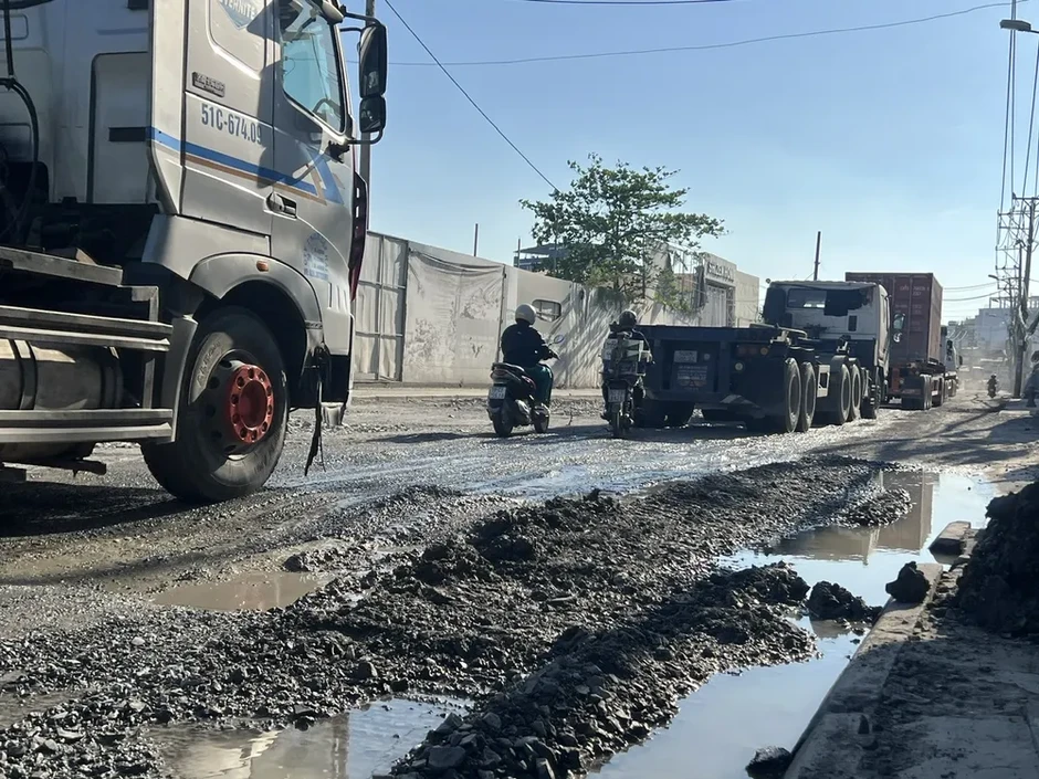 Đường vào cảng Tân Thuận xuống cấp nghiêm trọng